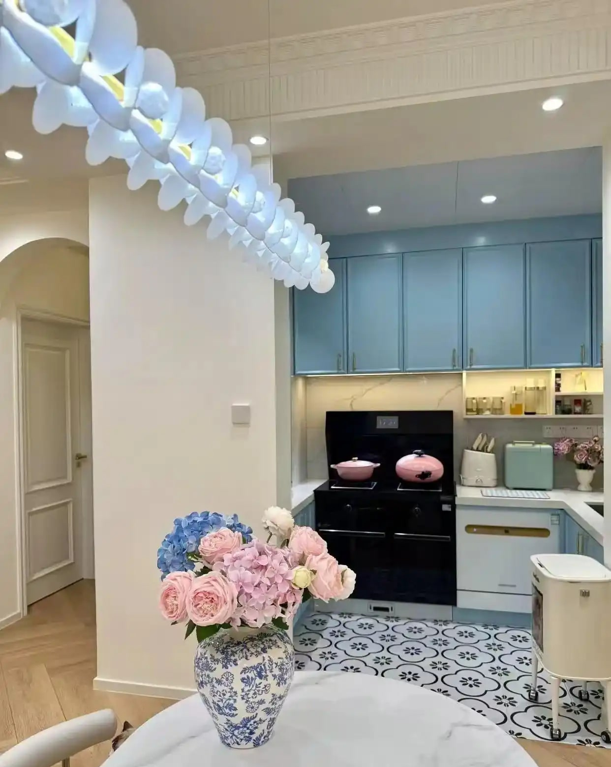 Nhiều người chê căn hộ 2 ban công bất tiện, cho tới khi thấy 2 vợ chồng trẻ ra tay- Ảnh 6.