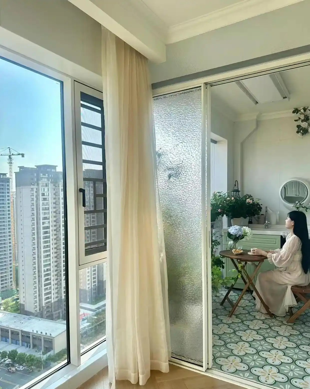 Nhiều người chê căn hộ 2 ban công bất tiện, cho tới khi thấy 2 vợ chồng trẻ ra tay- Ảnh 1.