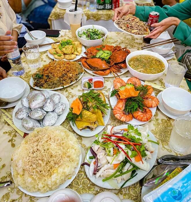 Vừa thấy cỗ cưới của bạn, cô gái liền đứng dậy ra ngoài: 10 năm sau, cô dâu mới có được lời giải thích- Ảnh 1.