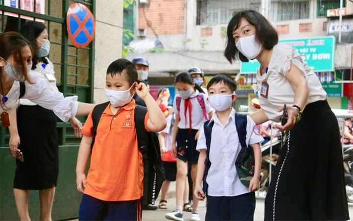 Thu 12.000 đồng/giờ đón con muộn: Cha mẹ thở phào vì cô giáo "tăng ca có lương"- Ảnh 1.