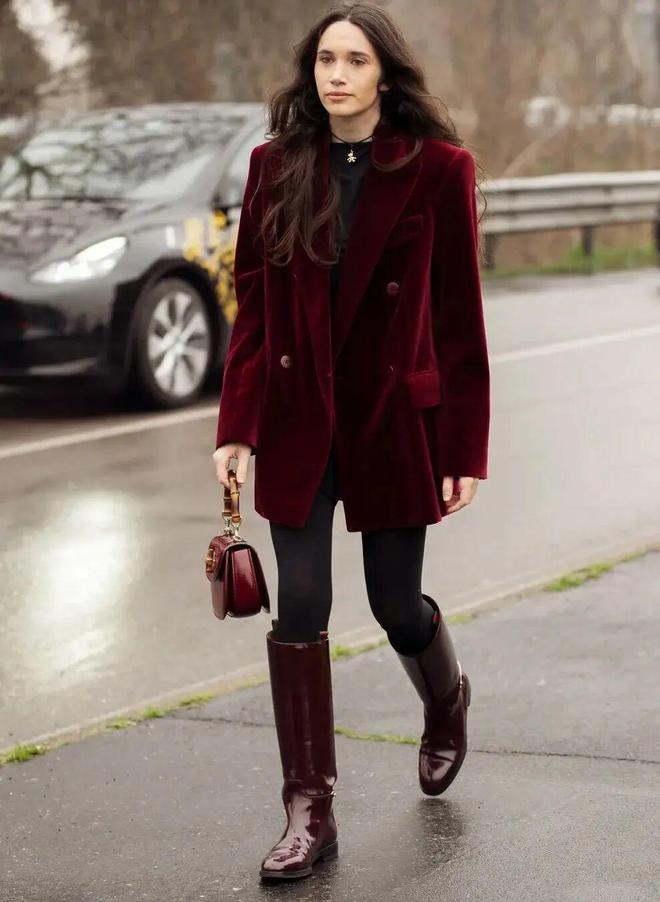 Mùa đông đừng chỉ mặc đen: 3 gam màu này giúp chị em trẻ ra vài tuổi- Ảnh 24.