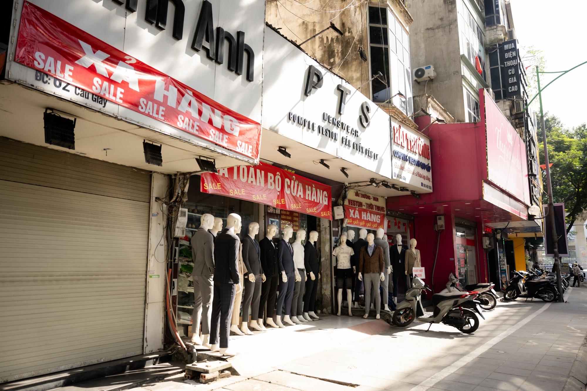 Cảnh tượng trái ngược khó tin tại Hà Nội ngày Black Friday- Ảnh 7. Cảnh tượng trái ngược khó tin tại Hà Nội ngày Black Friday- Ảnh 7.