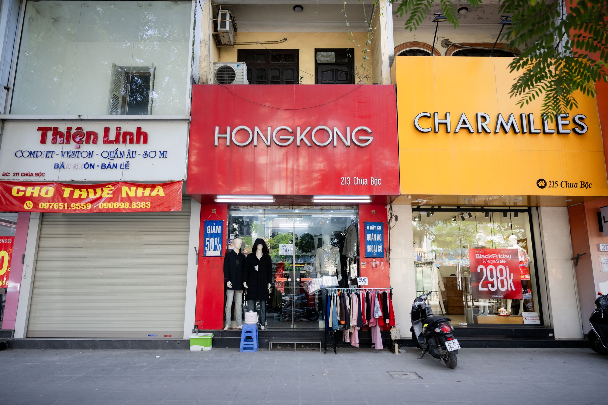 Cảnh tượng trái ngược khó tin tại Hà Nội ngày Black Friday- Ảnh 6. Cảnh tượng trái ngược khó tin tại Hà Nội ngày Black Friday- Ảnh 6.