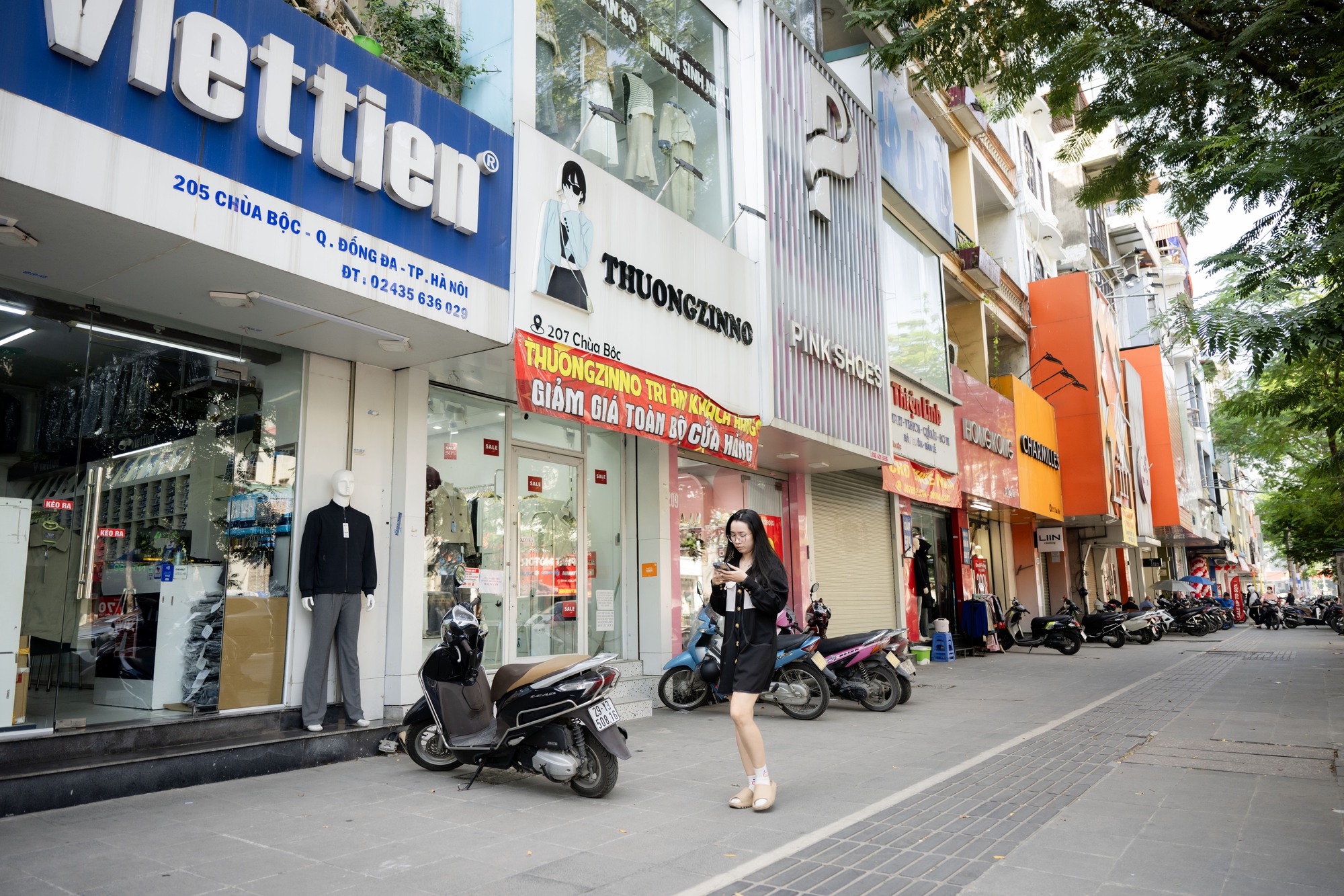 Cảnh tượng trái ngược khó tin tại Hà Nội ngày Black Friday- Ảnh 2. Cảnh tượng trái ngược khó tin tại Hà Nội ngày Black Friday- Ảnh 2.