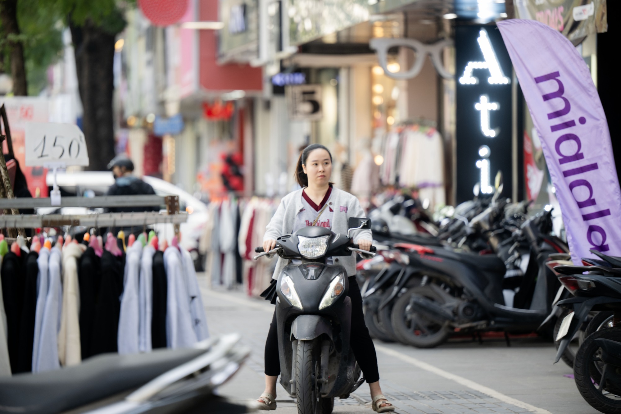 Cảnh tượng trái ngược khó tin tại Hà Nội ngày Black Friday- Ảnh 1. Cảnh tượng trái ngược khó tin tại Hà Nội ngày Black Friday- Ảnh 1.