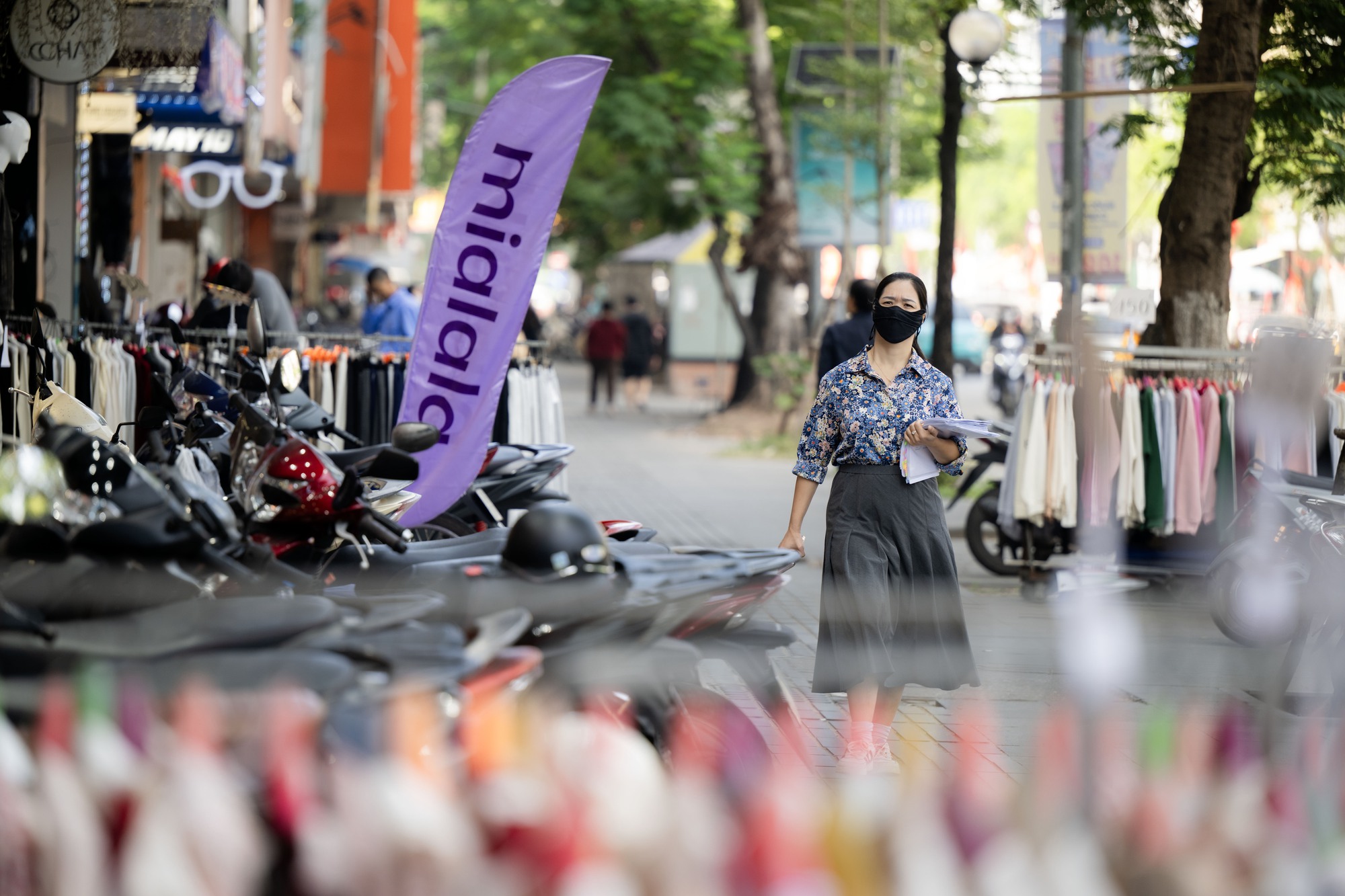 Cảnh tượng trái ngược khó tin tại Hà Nội ngày Black Friday- Ảnh 3. Cảnh tượng trái ngược khó tin tại Hà Nội ngày Black Friday- Ảnh 3.