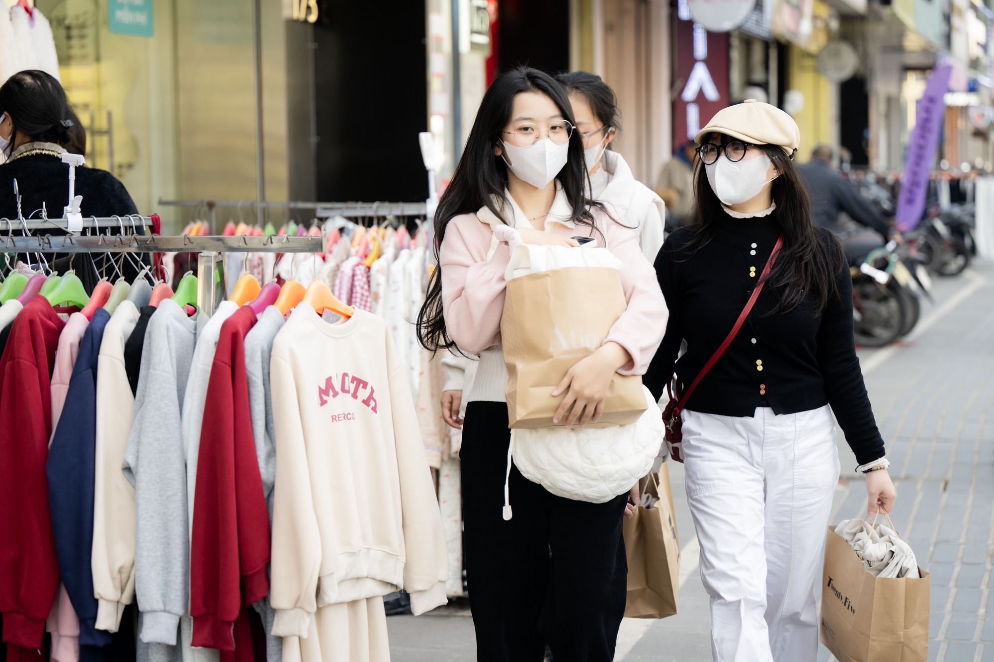 Cảnh tượng trái ngược khó tin tại Hà Nội ngày Black Friday- Ảnh 5. Cảnh tượng trái ngược khó tin tại Hà Nội ngày Black Friday- Ảnh 5.