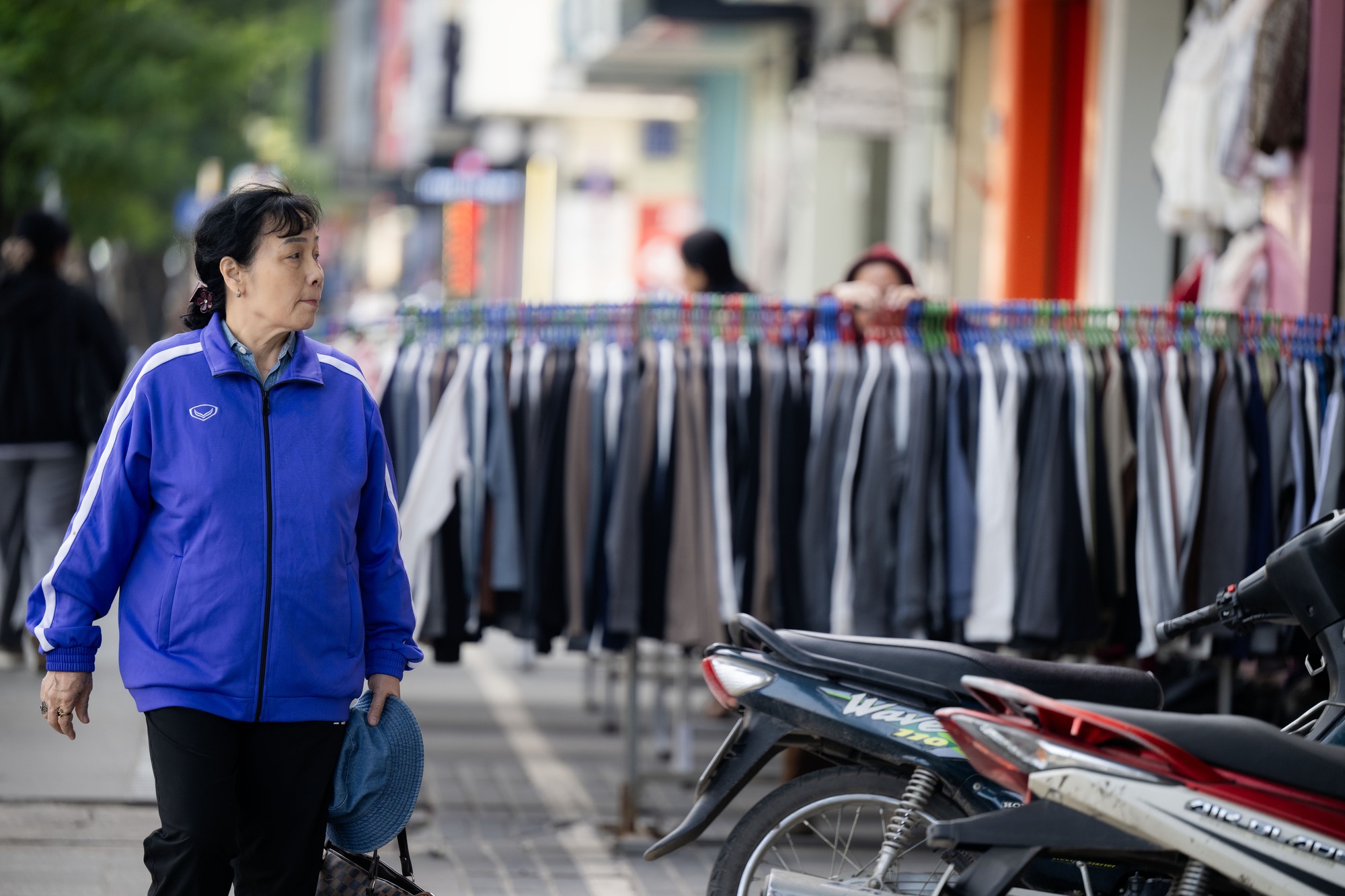 Cảnh tượng trái ngược khó tin tại Hà Nội ngày Black Friday- Ảnh 4. Cảnh tượng trái ngược khó tin tại Hà Nội ngày Black Friday- Ảnh 4.