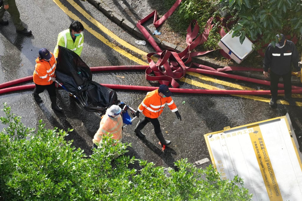 Hong Kong (Trung Quốc) chìm trong tang thương: Hàng dài người thân bật khóc nức nở khi nhận dạng nạn nhân trong thảm hoạ cháy 8 toà chung cư- Ảnh 3. Hong Kong (Trung Quốc) chìm trong tang thương: Hàng dài người thân bật khóc nức nở khi nhận dạng nạn nhân trong thảm hoạ cháy 8 toà chung cư- Ảnh 3.