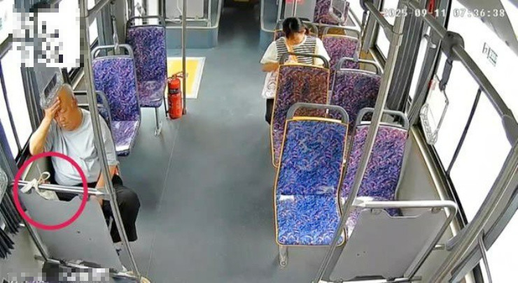 Ngủ gật trên xe buýt, cụ ông 70 tuổi đánh mất bọc tiền hơn 10 tỷ diễn biến sau đó quá bất ngờ- Ảnh 1.
