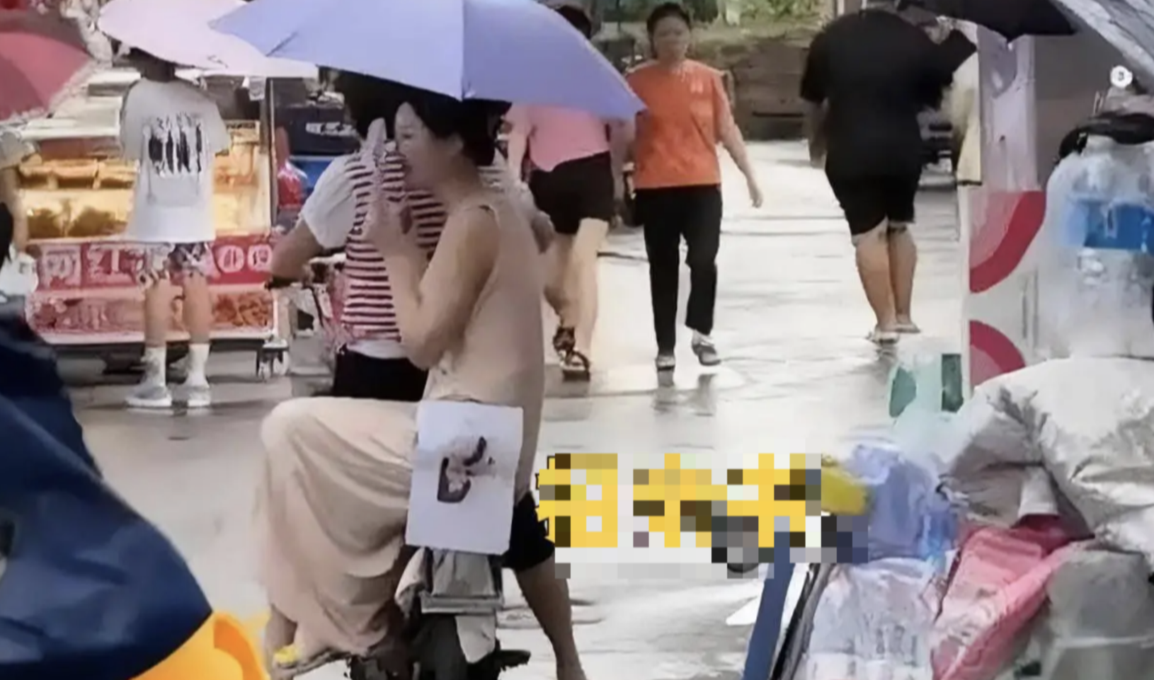 Mẹ đưa con gái 32 tuổi ra đường tìm chồng, tặng kèm nhà, xe; nhiều người than: "Nhìn mặt xong… không dám cưới!"- Ảnh 1.