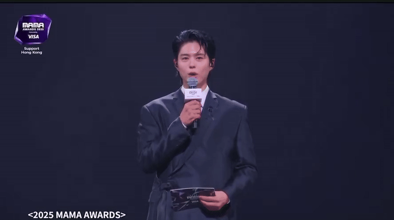 Khoảnh khắc xúc động nhất MAMA 2025: Park Bo Gum cúi đầu mở màn, xót xa tưởng niệm nạn nhân thảm hoạ cháy tại Hong Kong (Trung Quốc)- Ảnh 1. Khoảnh khắc xúc động nhất MAMA 2025: Park Bo Gum cúi đầu mở màn, xót xa tưởng niệm nạn nhân thảm hoạ cháy tại Hong Kong (Trung Quốc)- Ảnh 1.