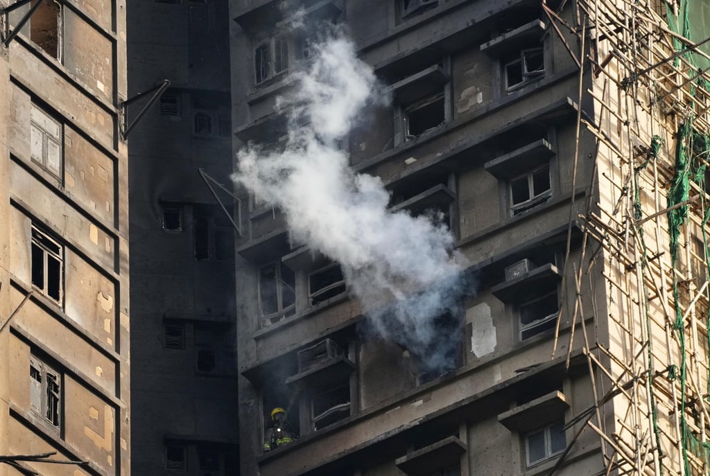 Thảm hoạ cháy 8 toà chung cư ở Hong Kong (Trung Quốc) sang ngày thứ 3: Số người chết tăng lên 94, lực lượng cứu hoả phá cửa từng căn hộ- Ảnh 1.