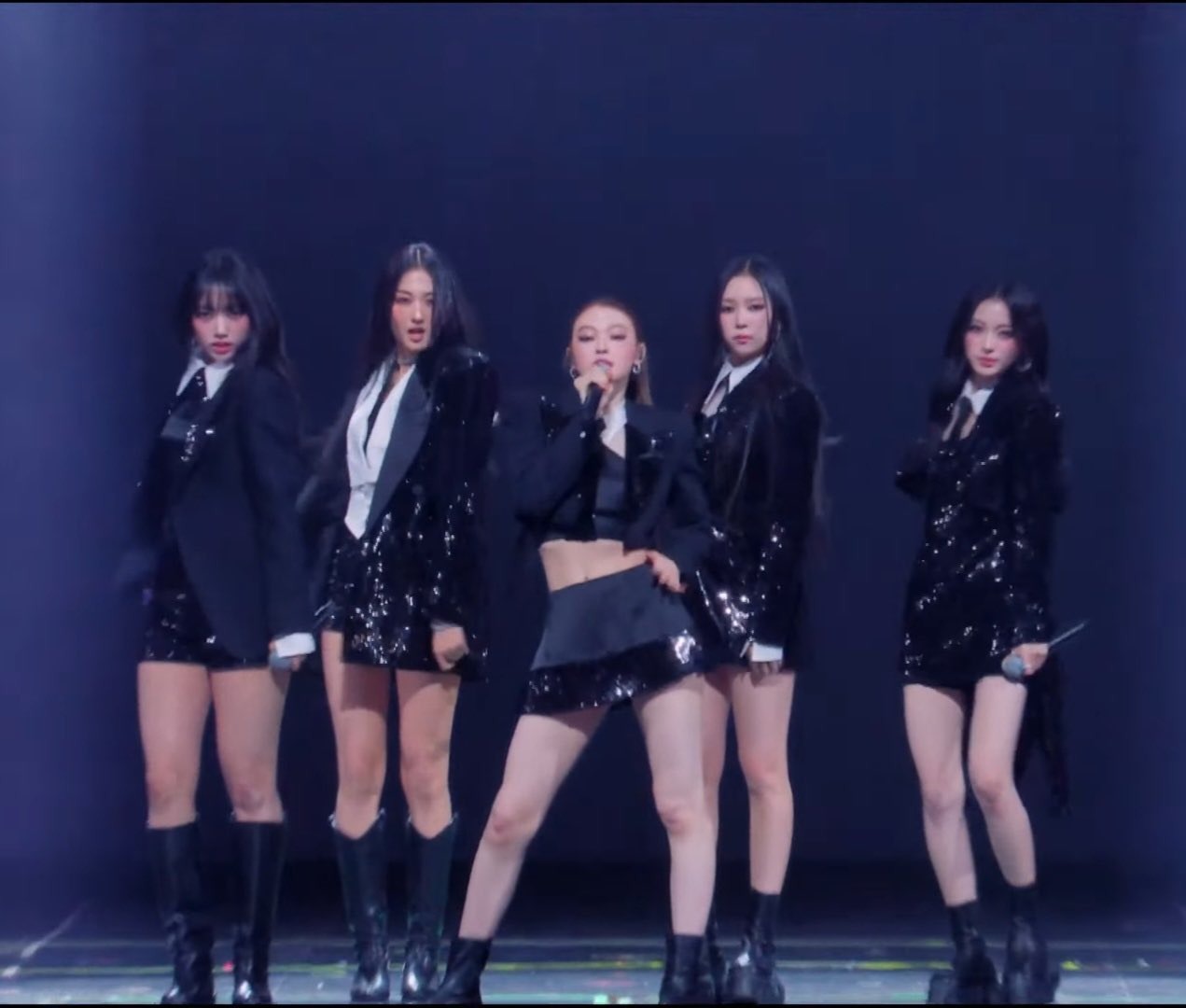 Khoảnh khắc xúc động nhất MAMA 2025: Park Bo Gum cúi đầu mở màn, xót xa tưởng niệm nạn nhân thảm hoạ cháy tại Hong Kong (Trung Quốc)- Ảnh 12. Khoảnh khắc xúc động nhất MAMA 2025: Park Bo Gum cúi đầu mở màn, xót xa tưởng niệm nạn nhân thảm hoạ cháy tại Hong Kong (Trung Quốc)- Ảnh 12.