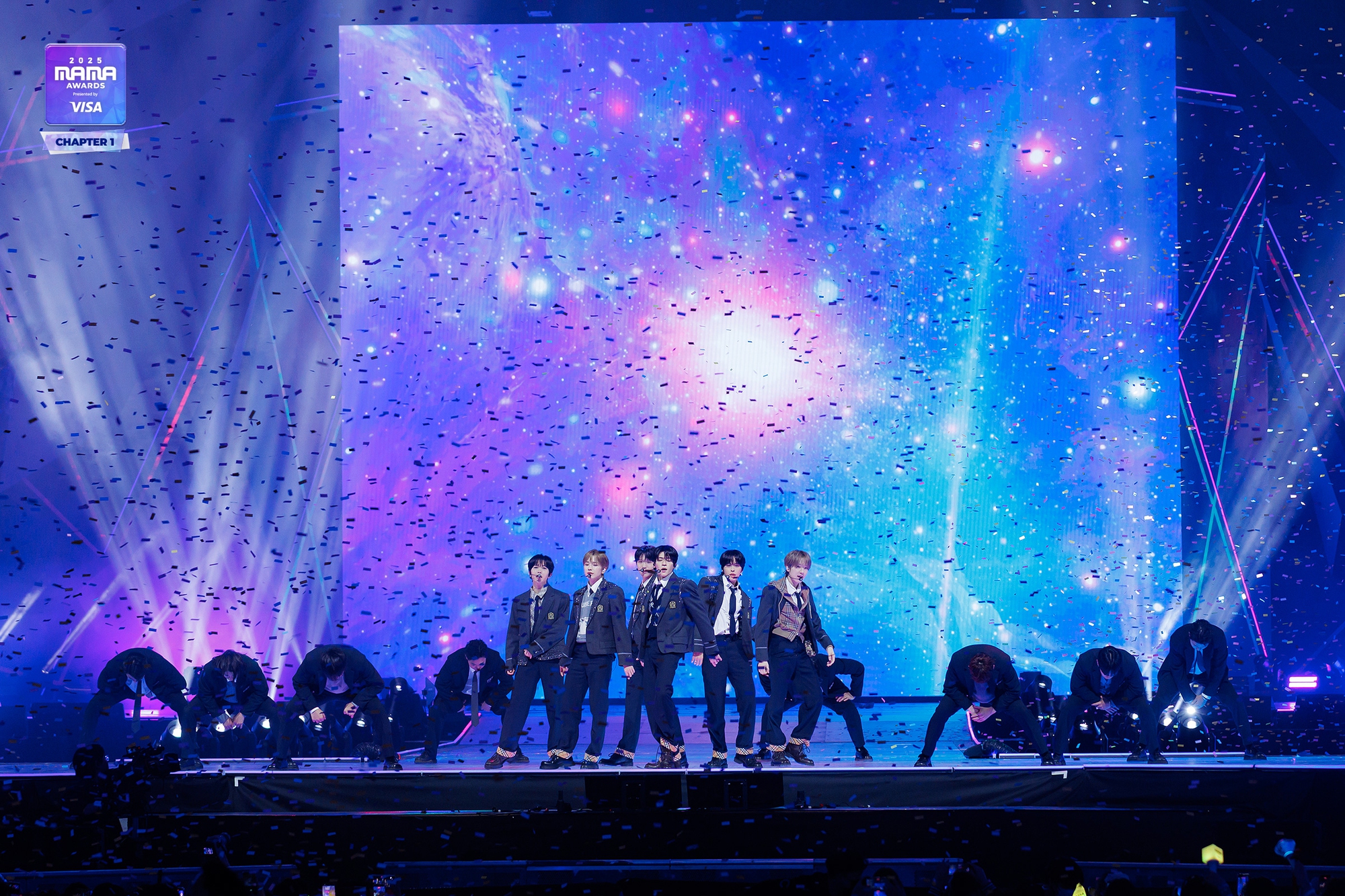 Khoảnh khắc xúc động nhất MAMA 2025: Park Bo Gum cúi đầu mở màn, xót xa tưởng niệm nạn nhân thảm hoạ cháy tại Hong Kong (Trung Quốc)- Ảnh 10. Khoảnh khắc xúc động nhất MAMA 2025: Park Bo Gum cúi đầu mở màn, xót xa tưởng niệm nạn nhân thảm hoạ cháy tại Hong Kong (Trung Quốc)- Ảnh 10.