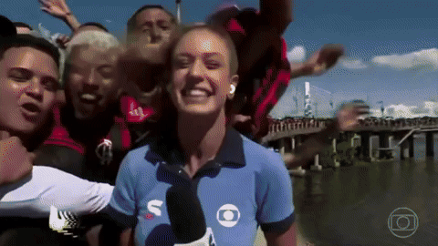 Nữ phóng viên xinh đẹp liên tục bị CĐV giật tóc khi đang dẫn bản tin truyền hình trực tiếp gây phẫn nộ- Ảnh 1. Nữ phóng viên xinh đẹp liên tục bị CĐV giật tóc khi đang dẫn bản tin truyền hình trực tiếp gây phẫn nộ- Ảnh 1.