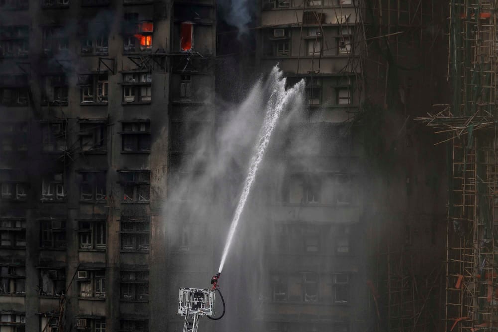 Cháy chung cư Hồng Kông:  Tại sao lửa lan nhanh đến rợn người?- Ảnh 1.