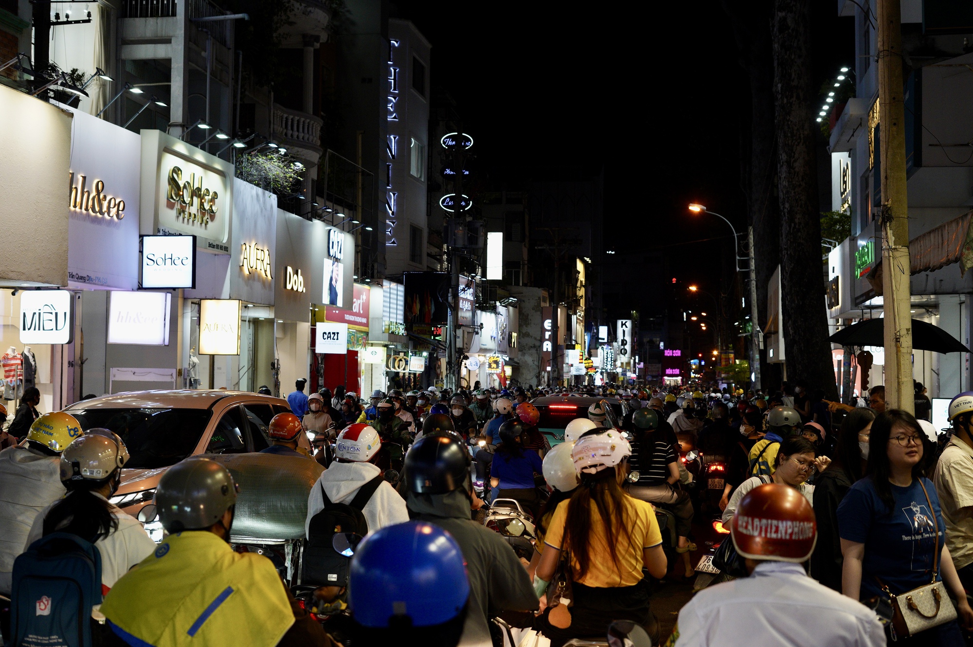 Dạo 1 vòng Hà Nội và TP.HCM tối Black Friday: Nơi hàng trăm người chen chân mua sắm, chỗ lại vắng hoe- Ảnh 22.