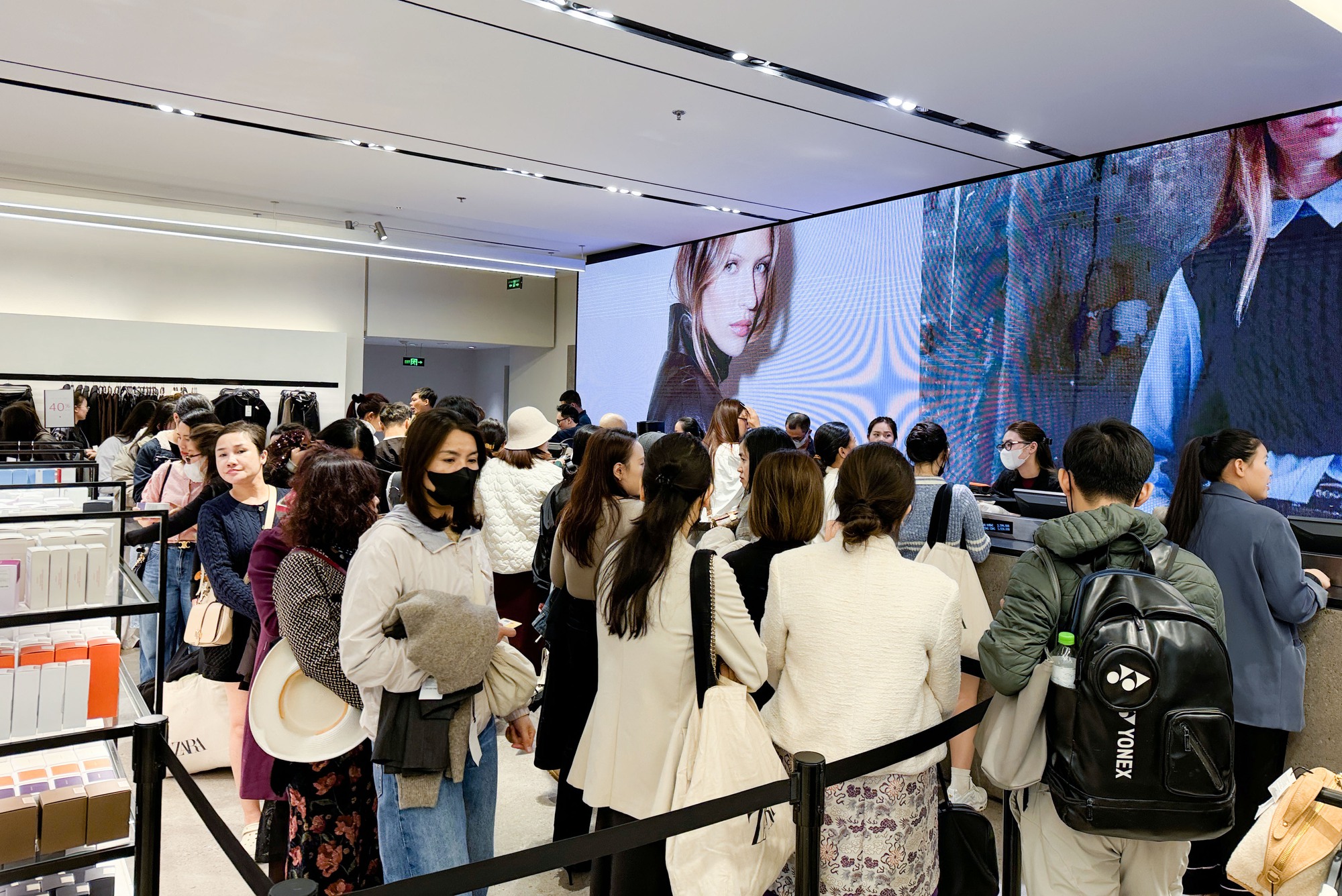 Cảnh tượng trái ngược khó tin tại Hà Nội ngày Black Friday- Ảnh 16. Cảnh tượng trái ngược khó tin tại Hà Nội ngày Black Friday- Ảnh 16.