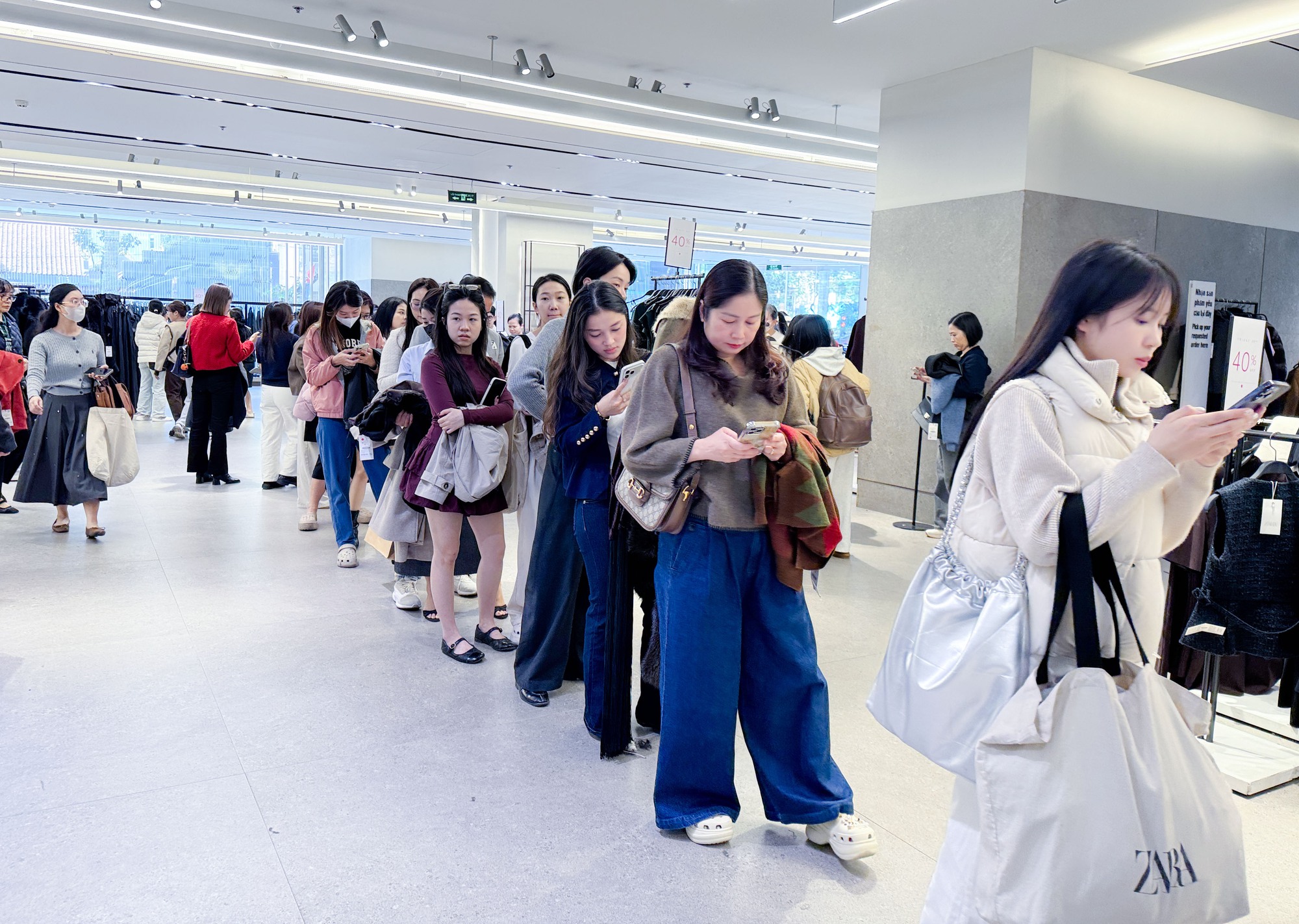 Cảnh tượng trái ngược khó tin tại Hà Nội ngày Black Friday- Ảnh 15. Cảnh tượng trái ngược khó tin tại Hà Nội ngày Black Friday- Ảnh 15.