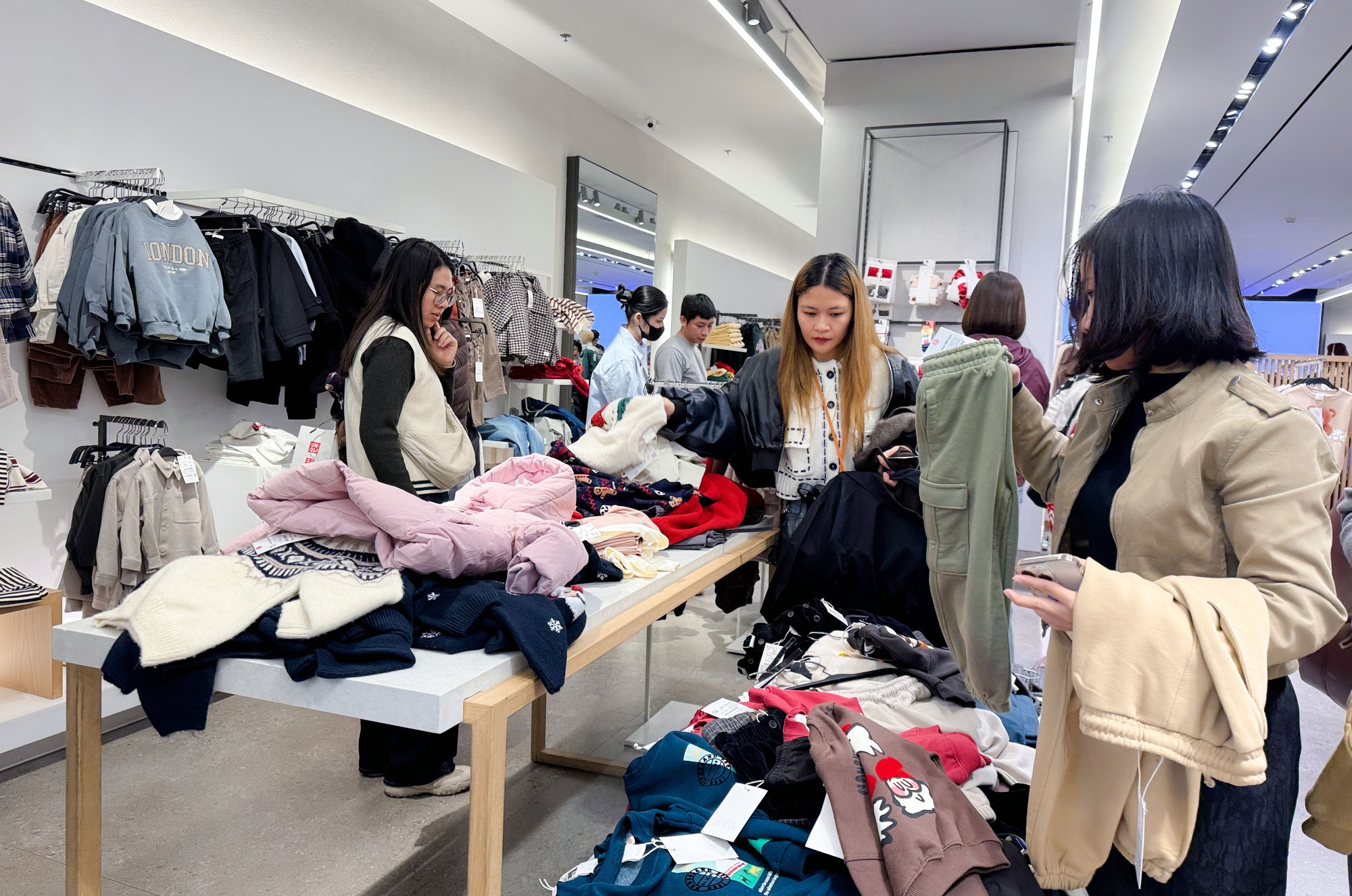 Cảnh tượng trái ngược khó tin tại Hà Nội ngày Black Friday- Ảnh 18. Cảnh tượng trái ngược khó tin tại Hà Nội ngày Black Friday- Ảnh 18.