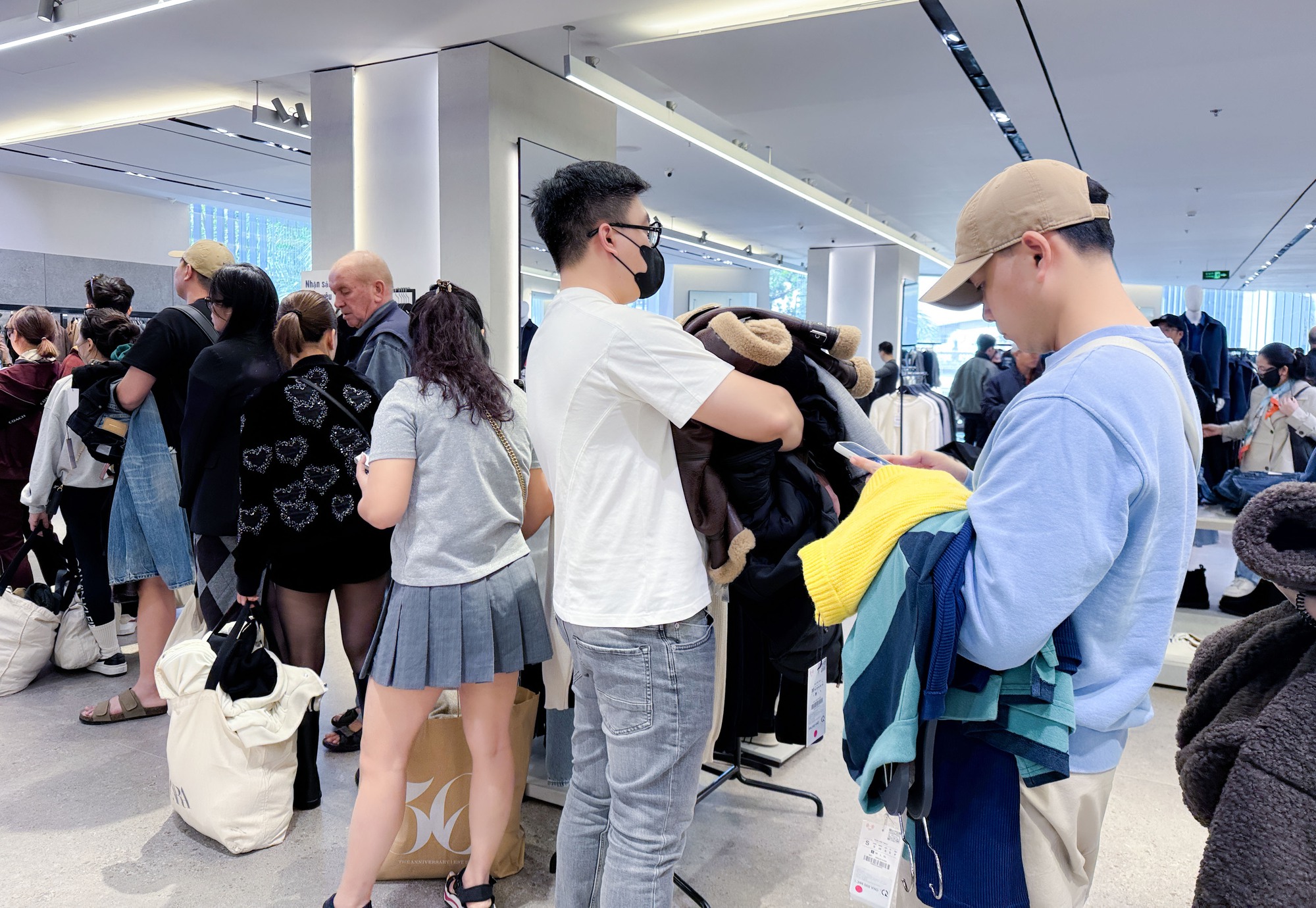 Cảnh tượng trái ngược khó tin tại Hà Nội ngày Black Friday- Ảnh 14. Cảnh tượng trái ngược khó tin tại Hà Nội ngày Black Friday- Ảnh 14.