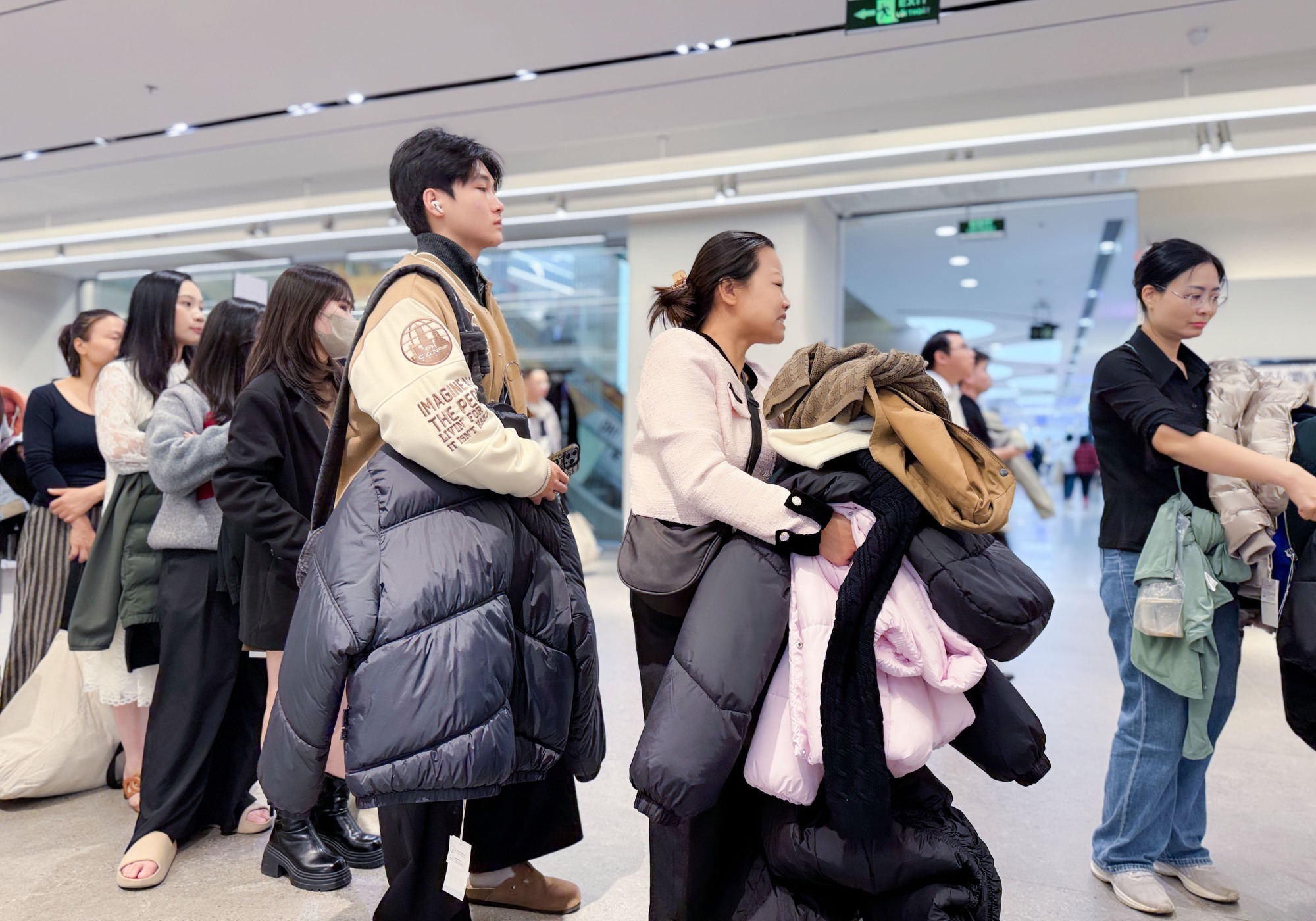 Cảnh tượng trái ngược khó tin tại Hà Nội ngày Black Friday- Ảnh 20. Cảnh tượng trái ngược khó tin tại Hà Nội ngày Black Friday- Ảnh 20.