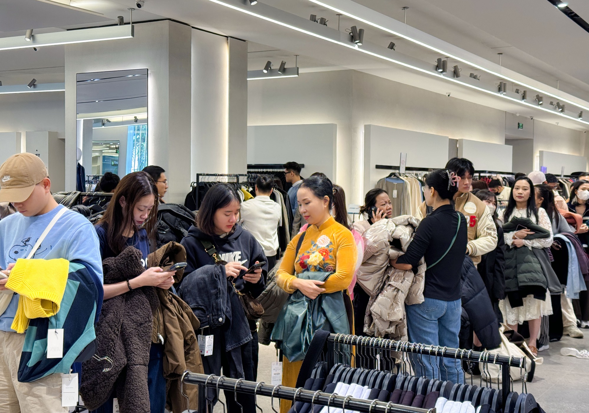 Cảnh tượng trái ngược khó tin tại Hà Nội ngày Black Friday- Ảnh 19. Cảnh tượng trái ngược khó tin tại Hà Nội ngày Black Friday- Ảnh 19.