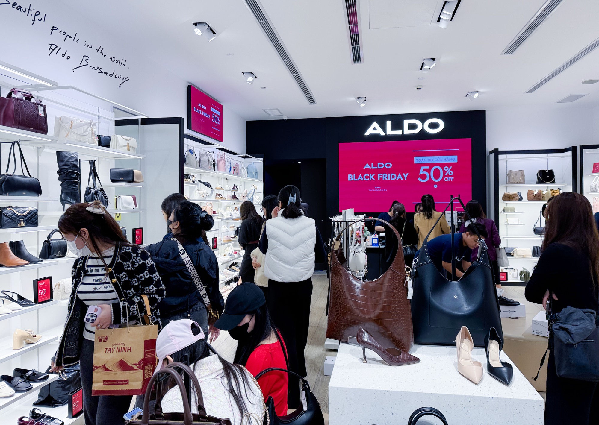 Cảnh tượng trái ngược khó tin tại Hà Nội ngày Black Friday- Ảnh 17. Cảnh tượng trái ngược khó tin tại Hà Nội ngày Black Friday- Ảnh 17.