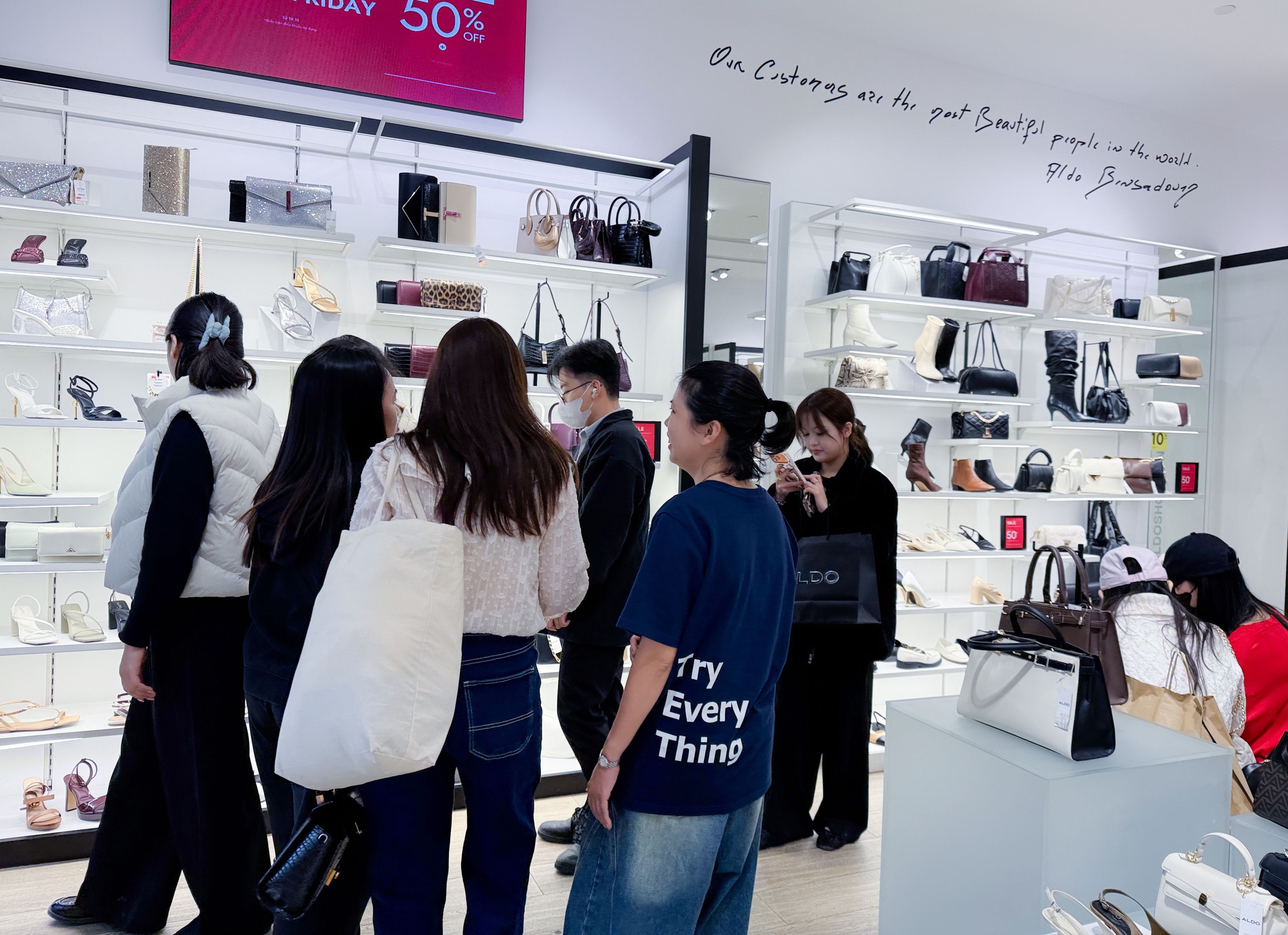 Cảnh tượng trái ngược khó tin tại Hà Nội ngày Black Friday- Ảnh 12. Cảnh tượng trái ngược khó tin tại Hà Nội ngày Black Friday- Ảnh 12.