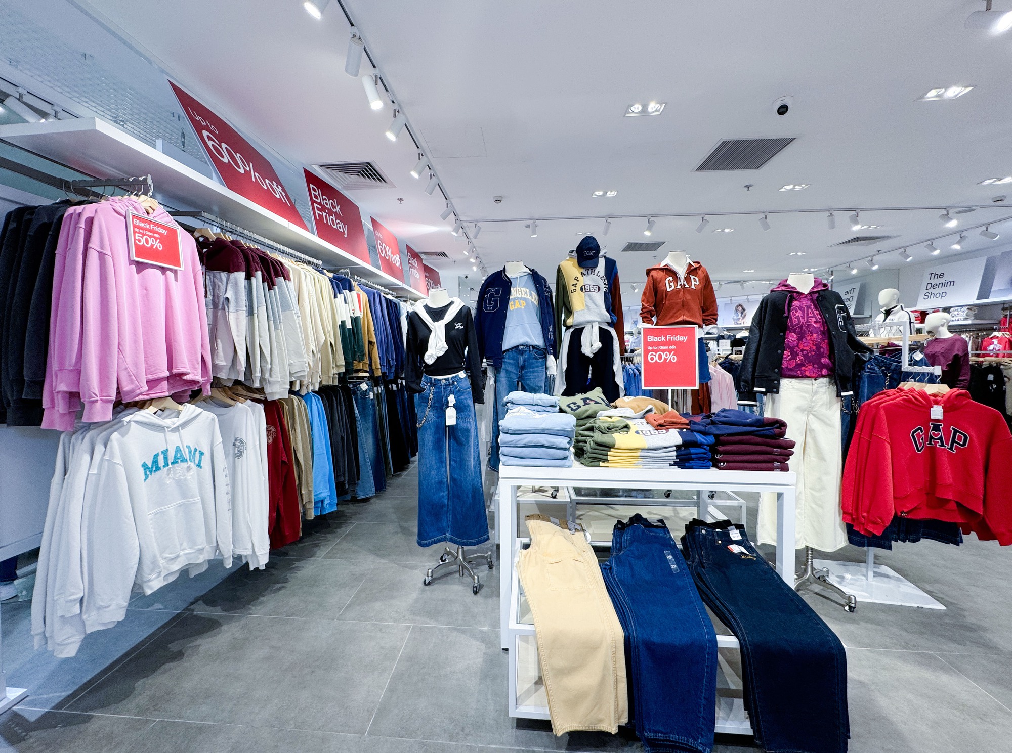 Cảnh tượng trái ngược khó tin tại Hà Nội ngày Black Friday- Ảnh 13. Cảnh tượng trái ngược khó tin tại Hà Nội ngày Black Friday- Ảnh 13.