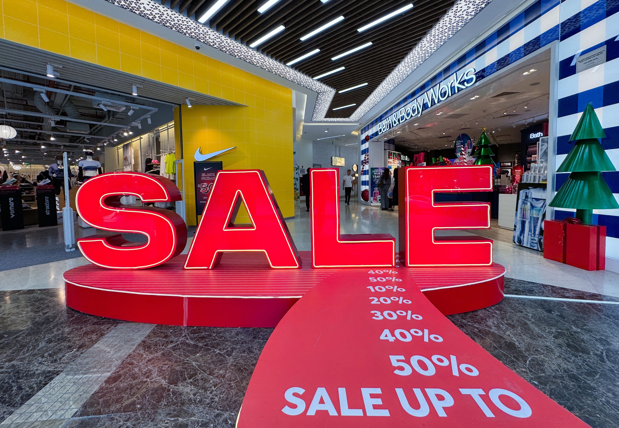 Cảnh tượng trái ngược khó tin tại Hà Nội ngày Black Friday- Ảnh 11. Cảnh tượng trái ngược khó tin tại Hà Nội ngày Black Friday- Ảnh 11.