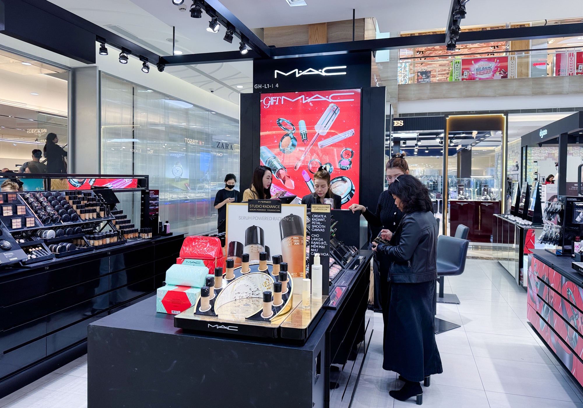 Cảnh tượng trái ngược khó tin tại Hà Nội ngày Black Friday- Ảnh 22. Cảnh tượng trái ngược khó tin tại Hà Nội ngày Black Friday- Ảnh 22.