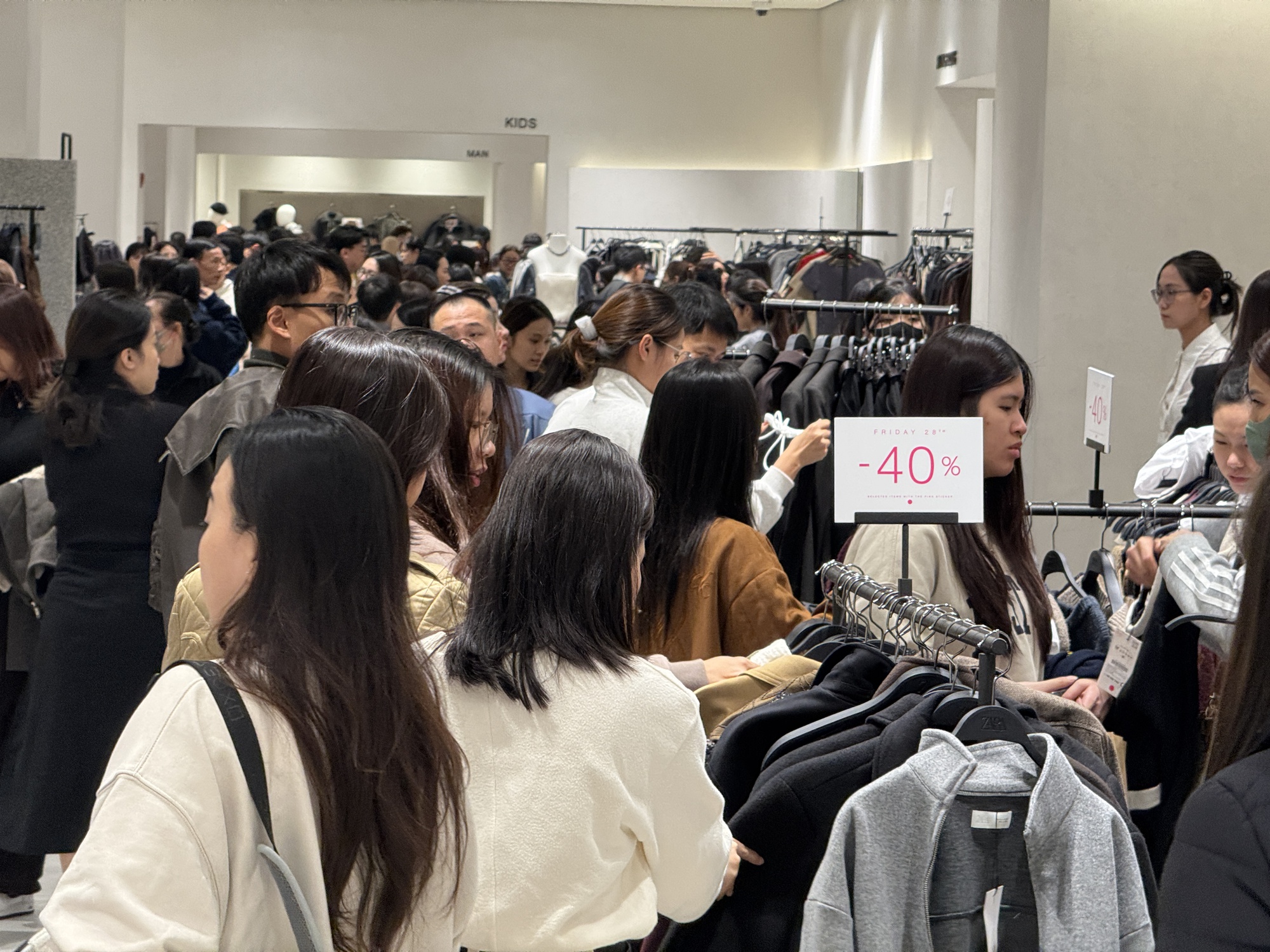 Dạo 1 vòng Hà Nội và TP.HCM tối Black Friday: Nơi hàng trăm người chen chân mua sắm, chỗ lại vắng hoe- Ảnh 9.