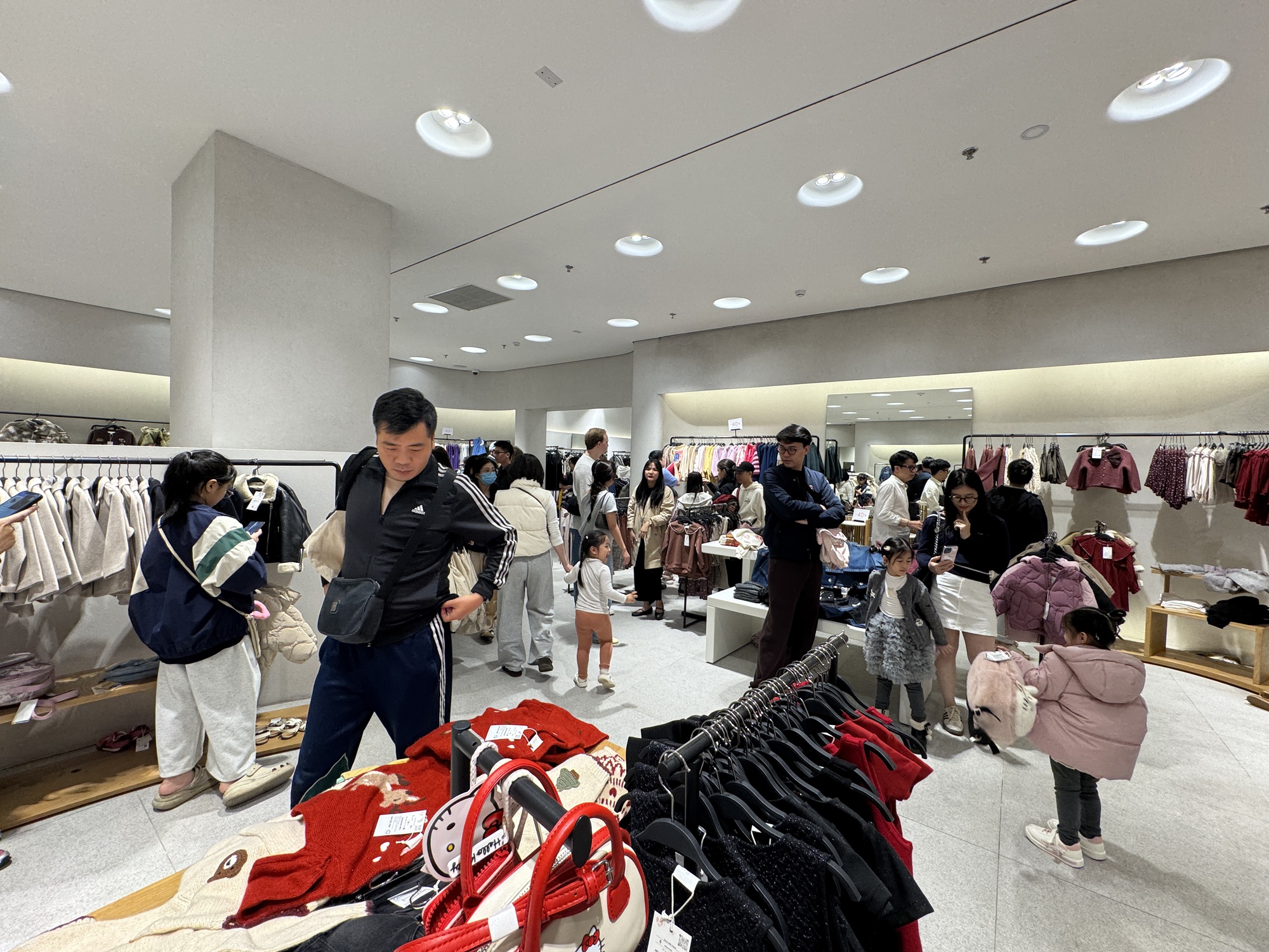 Dạo 1 vòng Hà Nội và TP.HCM tối Black Friday: Nơi hàng trăm người chen chân mua sắm, chỗ lại vắng hoe- Ảnh 6.