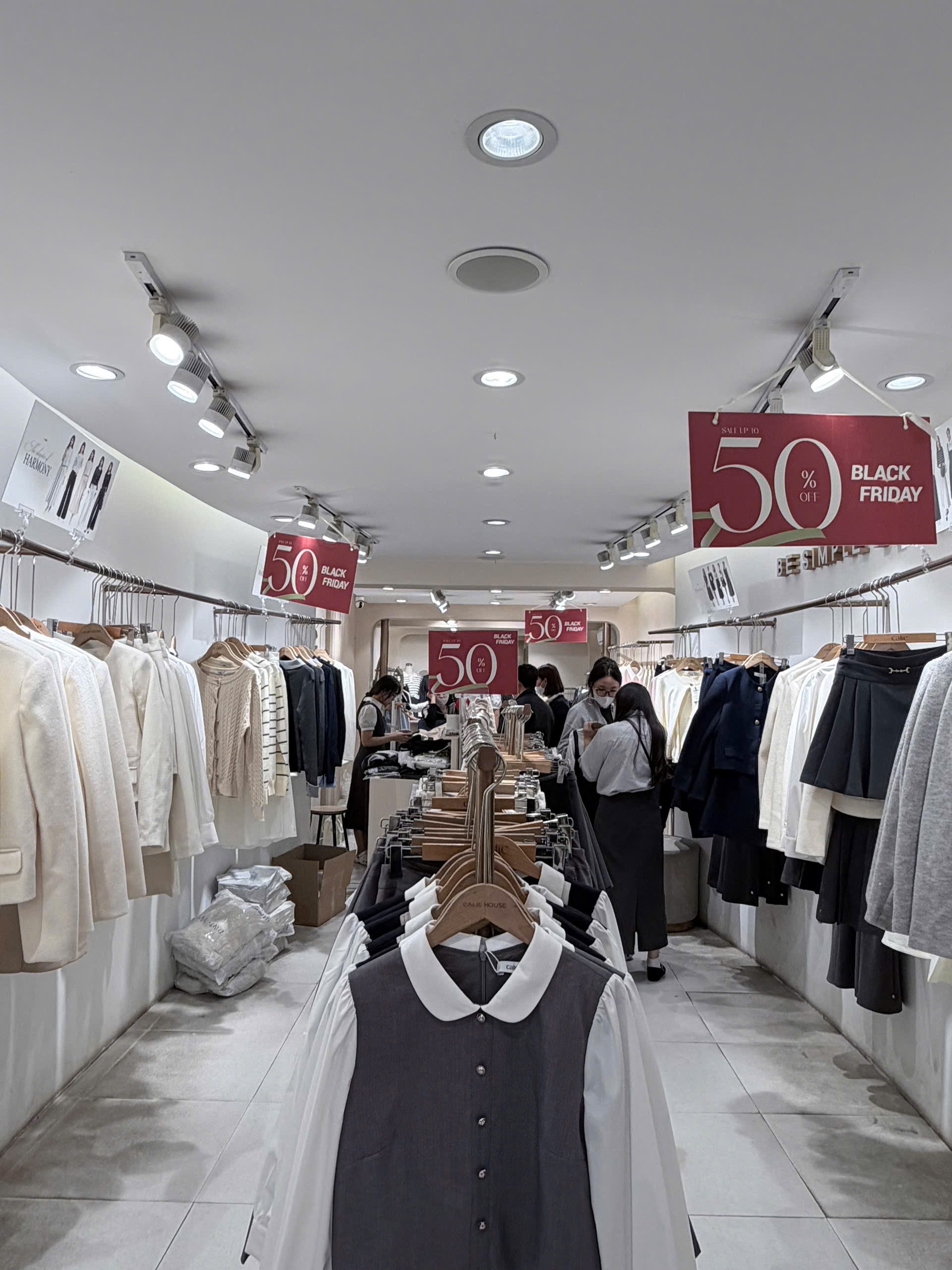 Tình hình BLACK FRIDAY năm nay: Quần áo rẻ đậm sâu, chất lượng gây tò mò- Ảnh 4.