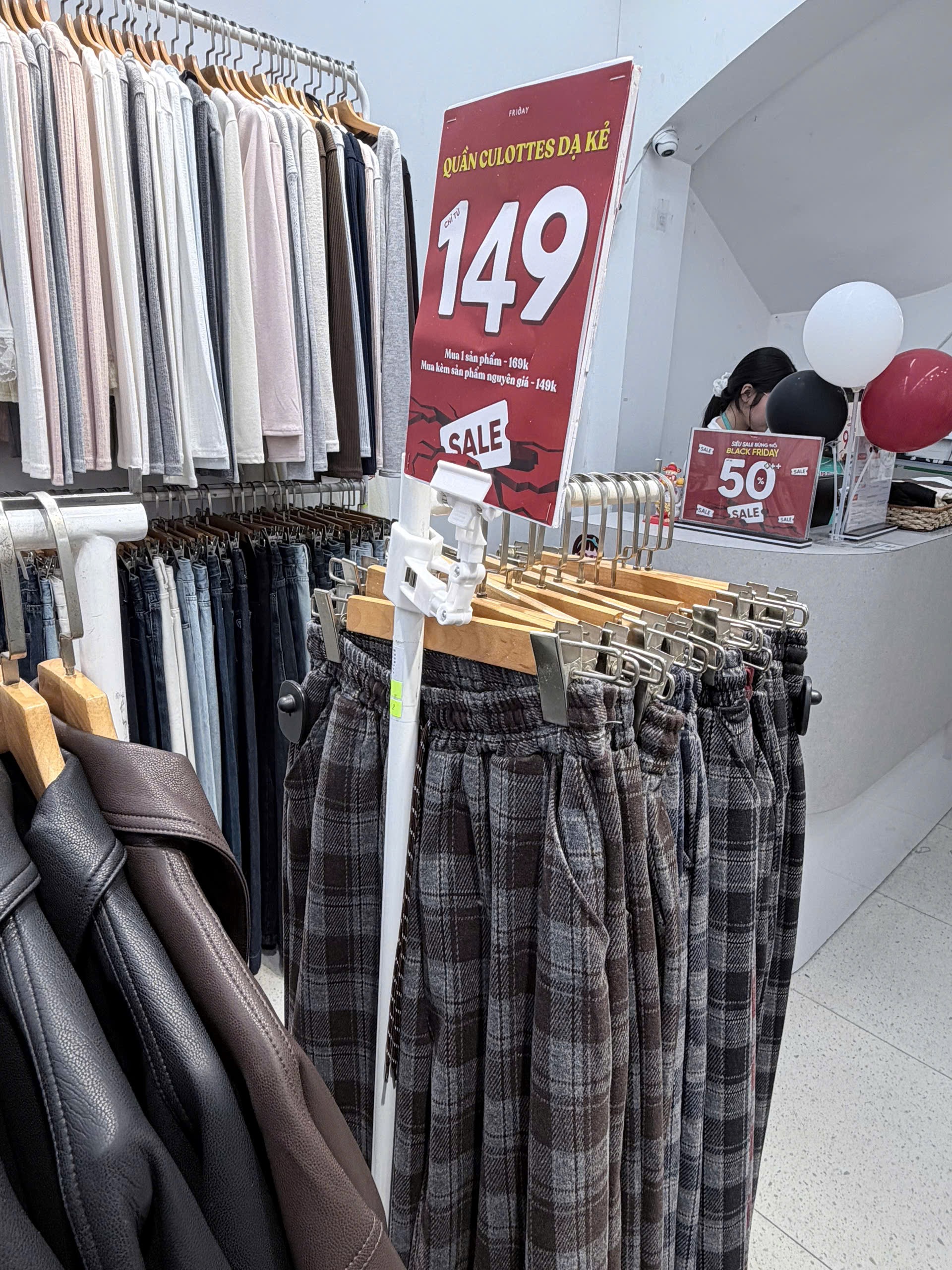 Tình hình BLACK FRIDAY năm nay: Quần áo rẻ đậm sâu, chất lượng gây tò mò- Ảnh 23.