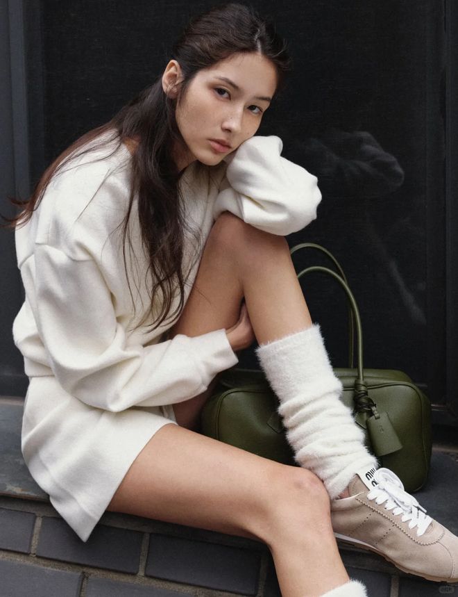 Mùa đông đừng chỉ mặc đen: 3 gam màu này giúp chị em trẻ ra vài tuổi- Ảnh 33.