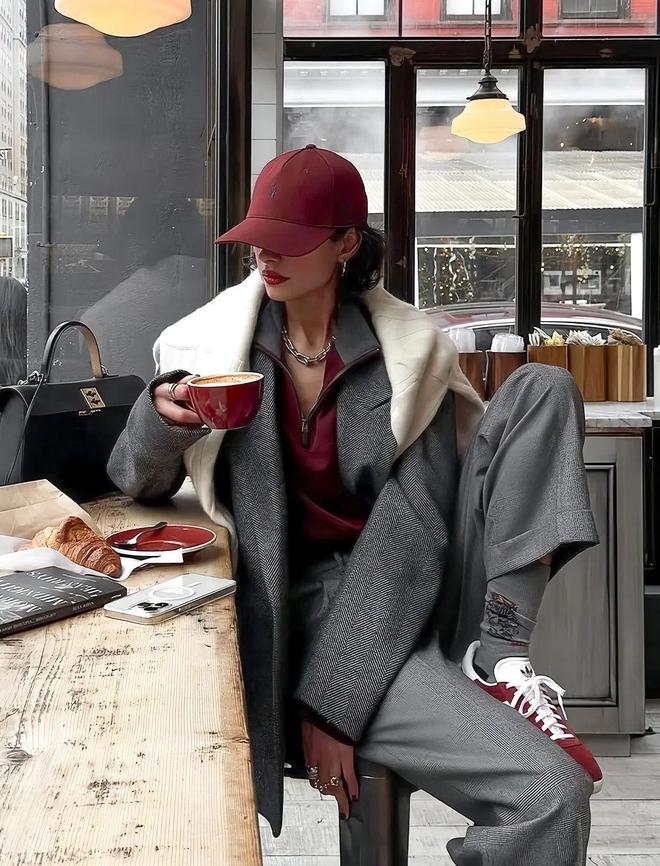 Mùa đông đừng chỉ mặc đen: 3 gam màu này giúp chị em trẻ ra vài tuổi- Ảnh 27.