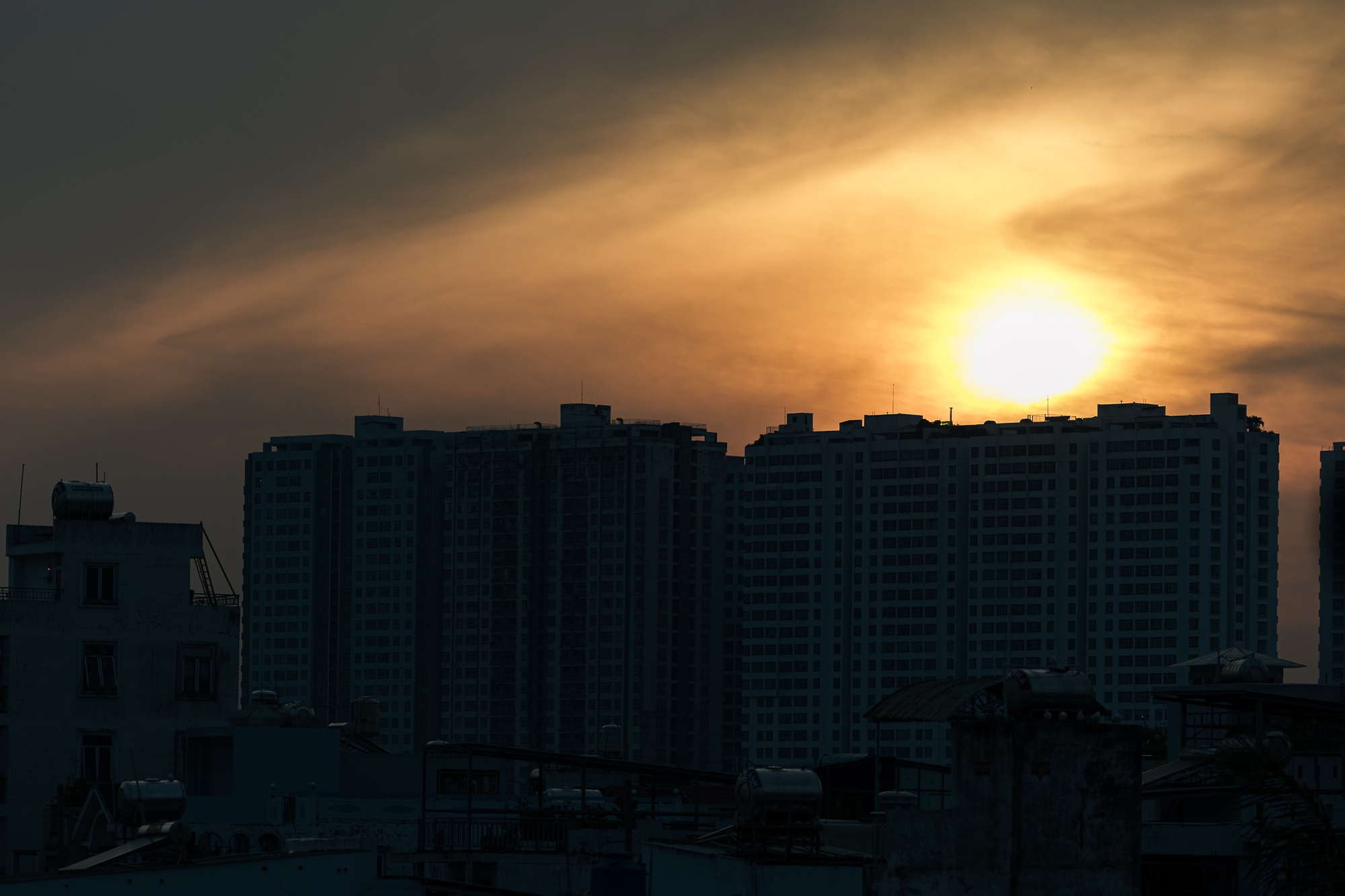 Chùm ảnh: TP.HCM trong ngày rét 19 độ C hiếm thấy- Ảnh 18. Chùm ảnh: TP.HCM trong ngày rét 19 độ C hiếm thấy- Ảnh 18.