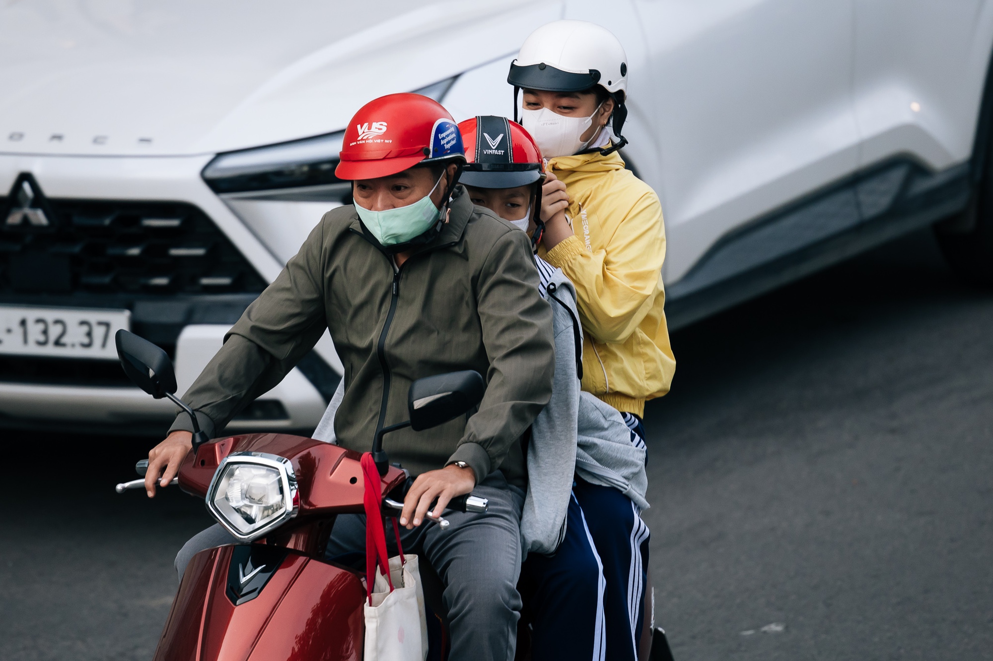 Chùm ảnh: TP.HCM trong ngày rét 19 độ C hiếm thấy- Ảnh 7. Chùm ảnh: TP.HCM trong ngày rét 19 độ C hiếm thấy- Ảnh 7.