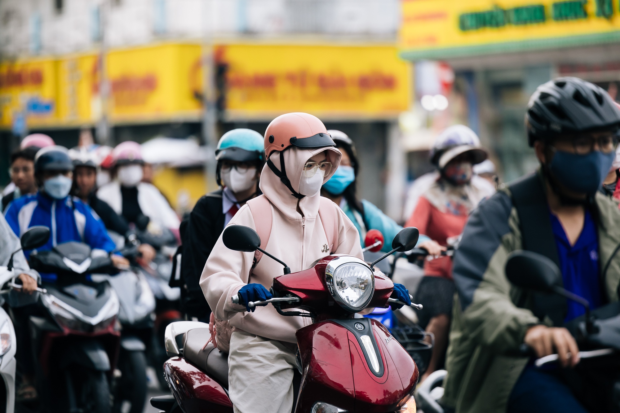 Chùm ảnh: TP.HCM trong ngày rét 19 độ C hiếm thấy- Ảnh 2. Chùm ảnh: TP.HCM trong ngày rét 19 độ C hiếm thấy- Ảnh 2.