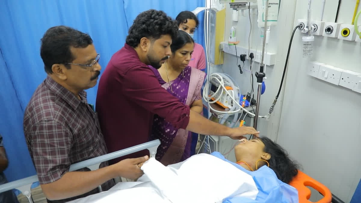 Cô dâu gặp tai nạn, chú rể quyết định đám cưới ngay tại bệnh viện- Ảnh 1.