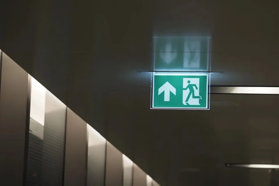 Từ thảm họa cháy 8 tòa chung cư ở Hong Kong (Trung Quốc): Nhiều người mắc “sai lầm chết người” này khi thoát hiểm- Ảnh 3.