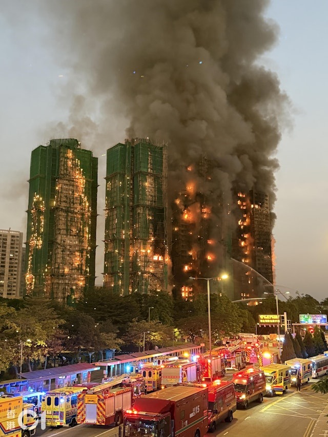 2 sao nữ bị cháy rụi nhà, Tạ Đình Phong và dàn sao đổ xuống đường hỗ trợ người dân trong hỏa hoạn Hong Kong (Trung Quốc)- Ảnh 1. 2 sao nữ bị cháy rụi nhà, Tạ Đình Phong và dàn sao đổ xuống đường hỗ trợ người dân trong hỏa hoạn Hong Kong (Trung Quốc)- Ảnh 1.