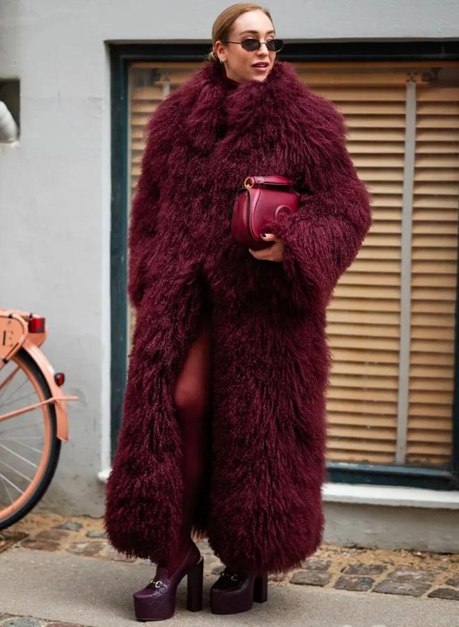 Mùa đông đừng chỉ mặc đen: 3 gam màu này giúp chị em trẻ ra vài tuổi- Ảnh 23.