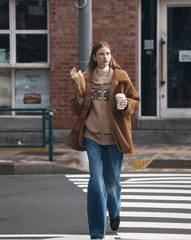 Mùa đông đừng chỉ mặc đen: 3 gam màu này giúp chị em trẻ ra vài tuổi- Ảnh 4.