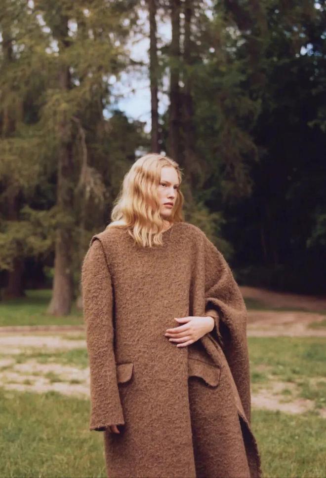 Mùa đông đừng chỉ mặc đen: 3 gam màu này giúp chị em trẻ ra vài tuổi- Ảnh 1.