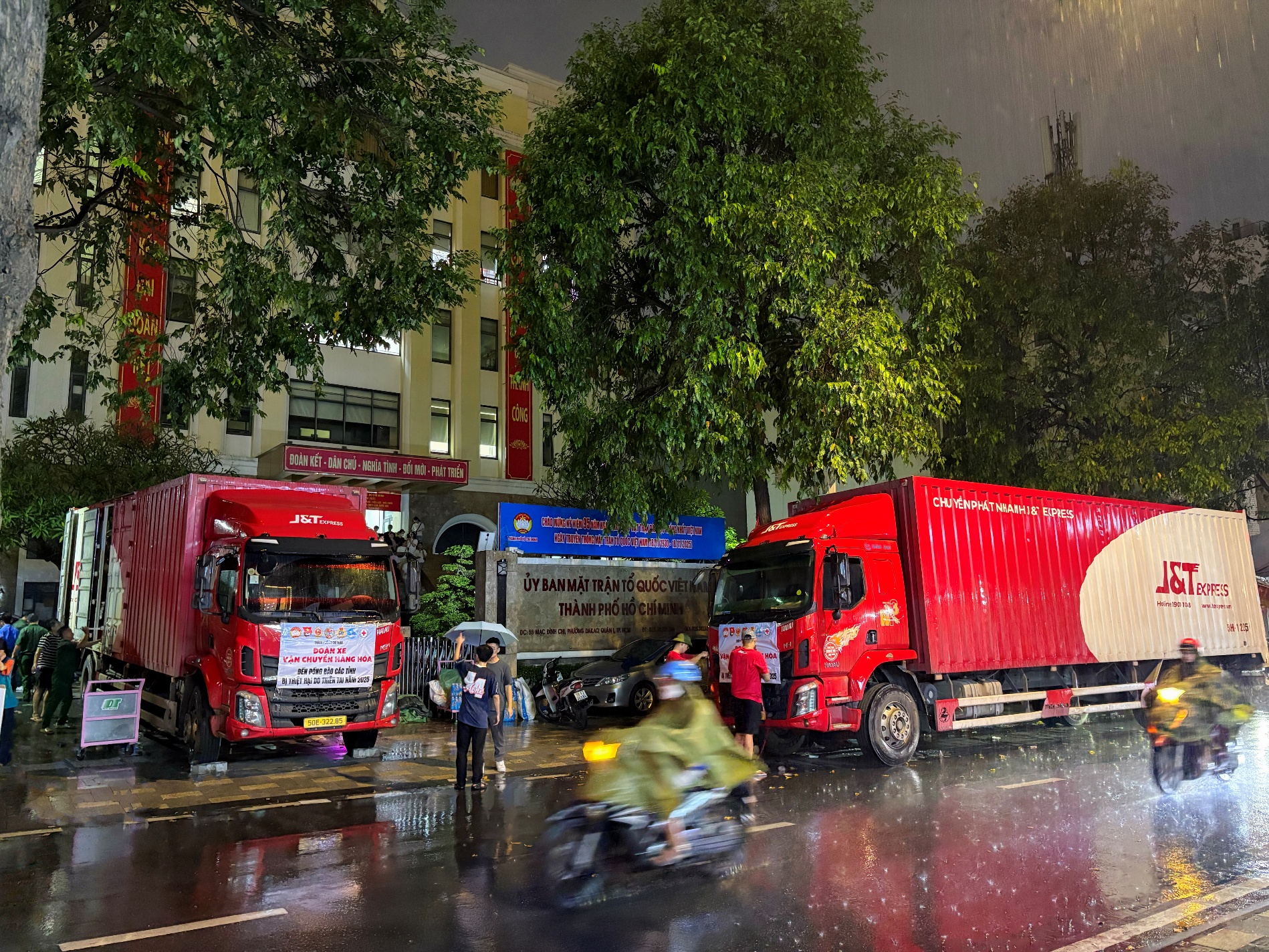 Xuyên đêm lên hàng – Mong bà con vùng lũ thêm vững vàng- Ảnh 1. Xuyên đêm lên hàng – Mong bà con vùng lũ thêm vững vàng- Ảnh 1.