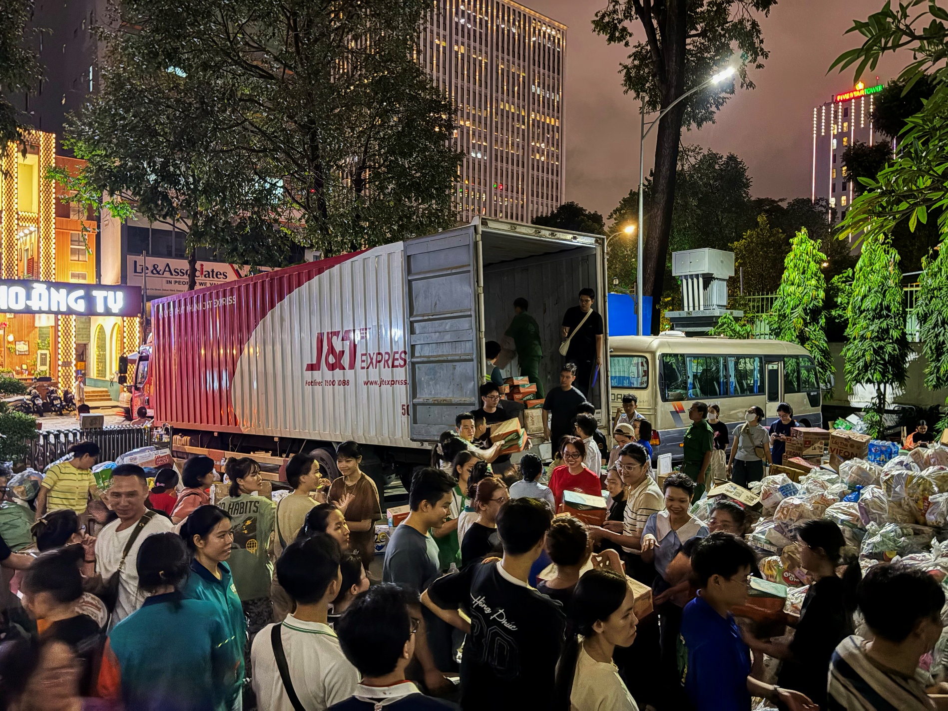 Xuyên đêm lên hàng – Mong bà con vùng lũ thêm vững vàng- Ảnh 2. Xuyên đêm lên hàng – Mong bà con vùng lũ thêm vững vàng- Ảnh 2.